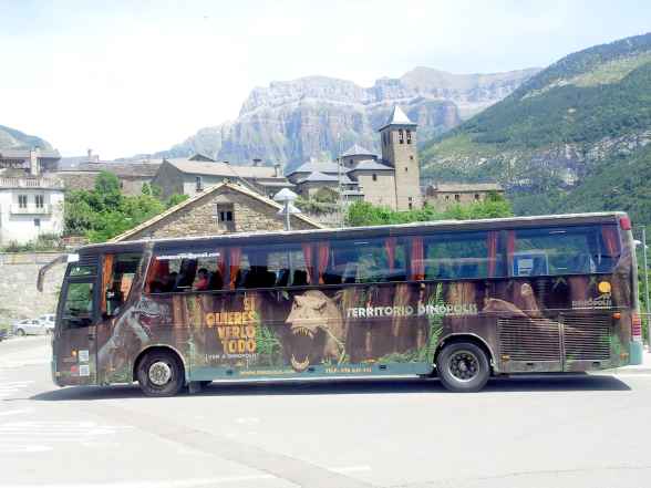 Dinpolis se promociona en el Parque Nacional de Ordesa con un autobs tematizado