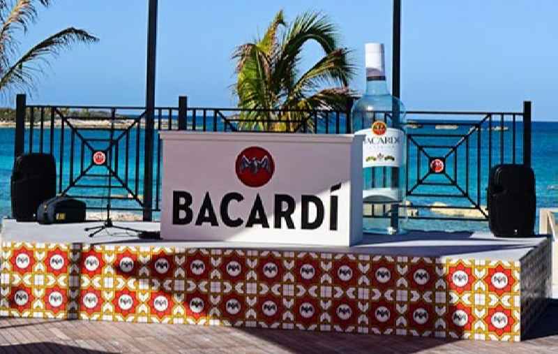Bacardi Bar abre en la isla privada de Norwegian Cruise Line