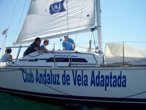 Paradores de Turismo y el Club Andaluz de Vela Adaptada 1 acercan la navegación a vela a distintos colectivos de discapacitados