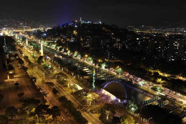 26 millones de luces iluminan la navidad en Bogot y Medellin