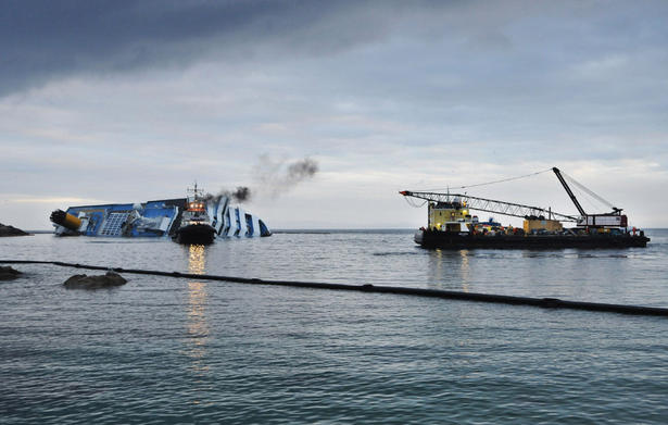 Manchas de aceite se extienden desde el Costa Concordia a la costa de Giglio