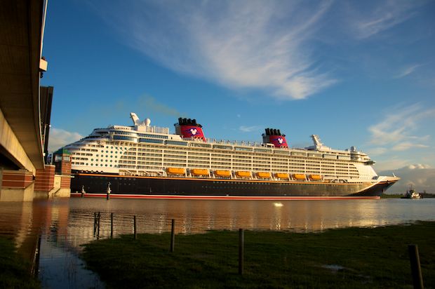 Disney Cruise Line toma posesin del crucero  Disney Fantasy
