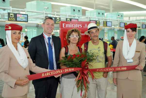 Emirates felicita al pasajero número 100.000 de Barcelona