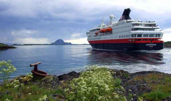 Hurtigruten aade cruceros al fjordo ms bello de Noruega