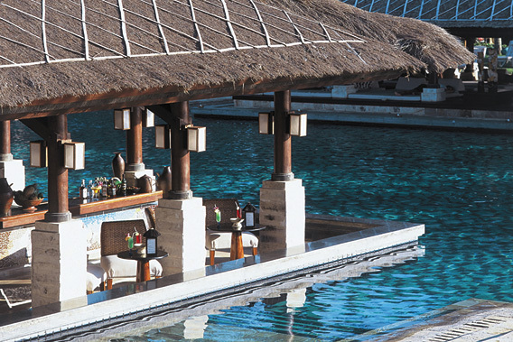 InterContinental Resort Bali - Jimbaran, Bali, Indonesia -zona bar y piscina