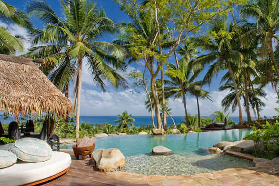Laucala Island - Fiji - Exclusivo Resort de 5 estrellas de lujo -vistas a la piscina y jardines de cocoteros