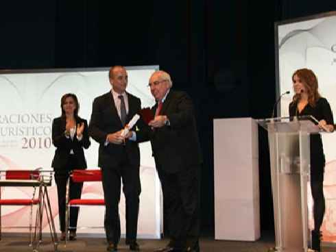 Miguel Sebastin entrega las Medallas y Placas al Mrito Turstico 2011