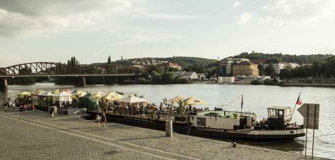Praga reedescubre la orilla derecha del ro Moldavia