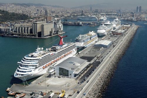 El Puerto de Barcelona bate el récord de cruceristas y  barcos de crucero del año