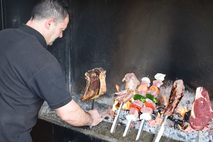 Restaurante La Brasera y el arte de la carne espetada