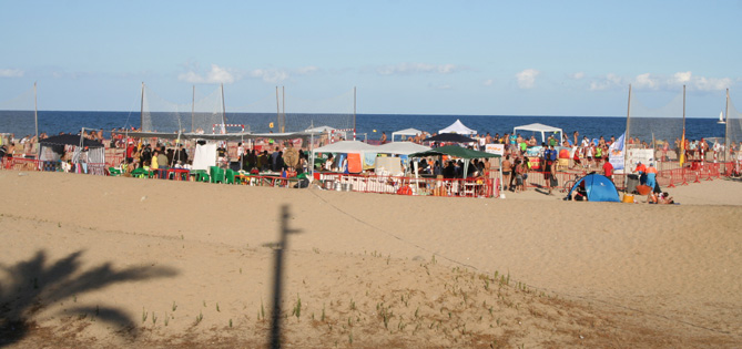 Los Bomberos de la Generalitat celebran el II Torneo de voley-playa en Mataró (Maresme)