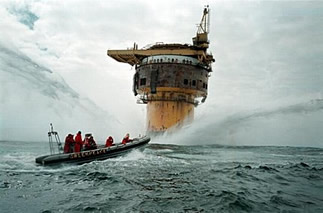 Groenlandia:  Detencin de dos activistas de Greenpeace colgados de una plataforma petrolfera