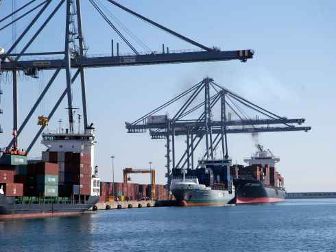 El Puerto se une con los mercados del mundo con el buque 'Tarragona' de la naviera ZIM