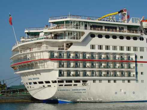 Un pasajero embarcado a bordo del Crucero Carnival Sensation muere en accidente