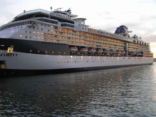 Puerto de Vigo recibe al crucero Celebrity Infinity con 3000 pasajeros a bordo