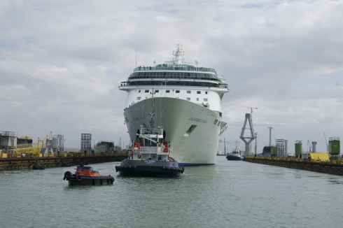 El crucero Splendour of the Seas, de Royal Caribbean, entra en el astillero Navantia de Cdiz