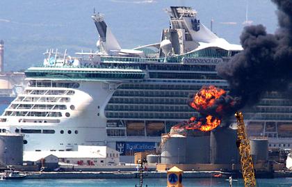 Explosin junto a un crucero de Royal Caribbean ,12 pasajeros heridos